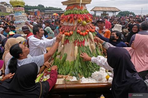 Tradisi Grebeg Gumuk Kembang Antara News