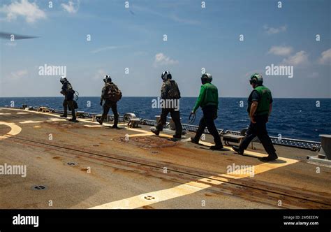 LES marins DE LA MER DES PHILIPPINES 7 mars 2022 se préparent à des