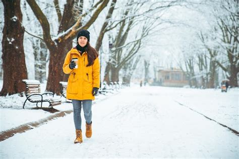 Mujer Caminando Por El Parque De La Ciudad Nevada Con Cara Pensante Con