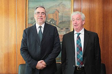 Visita Del Rector De La Universidad De Edimburgo Acerca Posturas Para