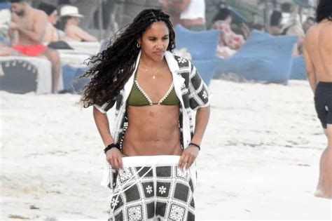 Bbc Sport Star Alex Scott Suns Herself In Bikini On Romantic Holiday