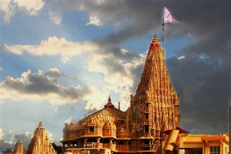 architecture of dwarkadhish temple - Famous Temples of India