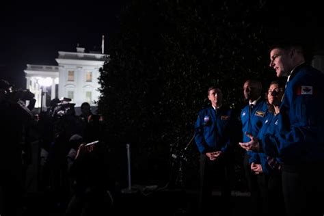 Biden Hosts Nasa Astronauts Aiming To Fly Around The Moon St Helens Star