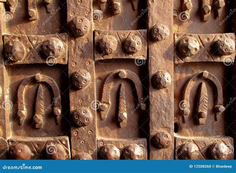 Puerta Antigua Del Hierro Adornada Con Las Herraduras Foto De Archivo