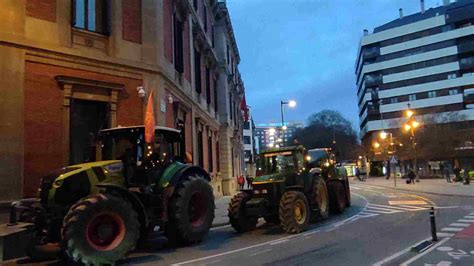 Protestas De Tractores En Pamplona Los Agricultores Cercan El