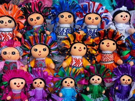 Coloridas Mu Ecas Tradicionales Mexicanas Para Venta En Kiosko Foto