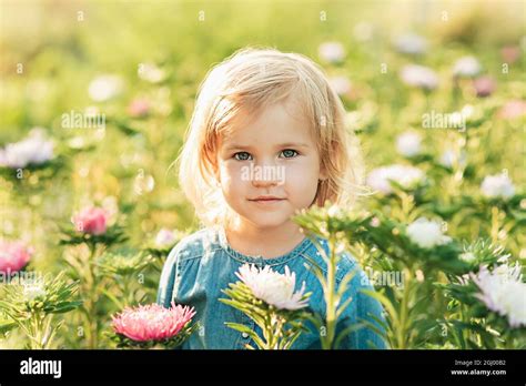 Portrait En Gros Plan De La Belle Fille Blonde Joyeuse Tenant La Fleur Et Les Sourires Dans Le