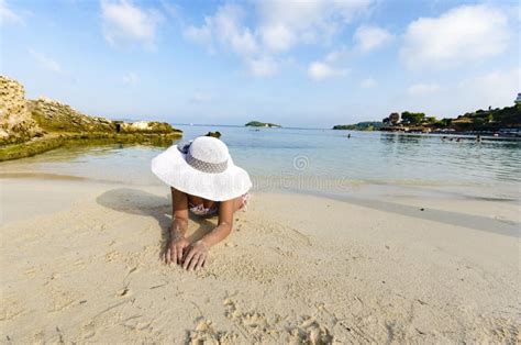 La Fille Dans Un Bikini Se Trouve Sur La Plage Image Stock Image Du