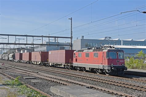 Re 420 147 1 durchfährt am 27 10 2022 den Bahnhof Rupperswil