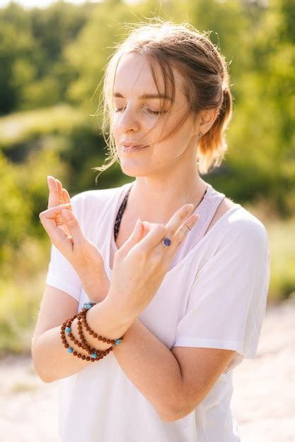 Retrato De Mujer Meditando De Pie Con Los Ojos Cerrados Cogidos De La