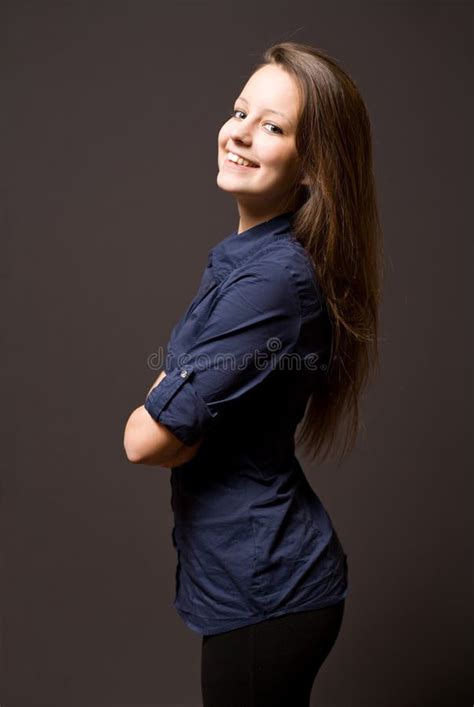 Jeune Fille De Brunette Avec Son Latop Image Stock Image Du Pensif Assez