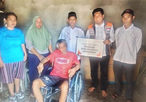 Rumah Zakat Salurkan Kursi Roda Kepada Warga Desa Gedung Agung