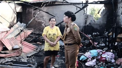 Rumah Warga Di Singkawang Hangus Terbakar Wako Sambangi Korban