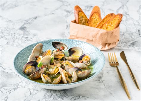 Amêijoas de cebolada deliciosas para os dias solarengos