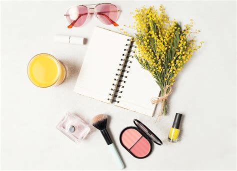 Mode Femme Plat Poser Avec Cahier Propre Fleurs Jaunes Bouquet Mimosa