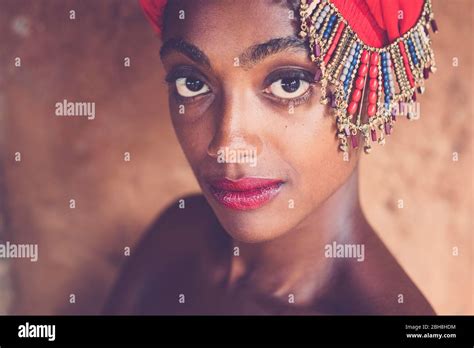 Jeune Fille Africaine Traditionnel Banque De Photographies Et Dimages à Haute Résolution Alamy