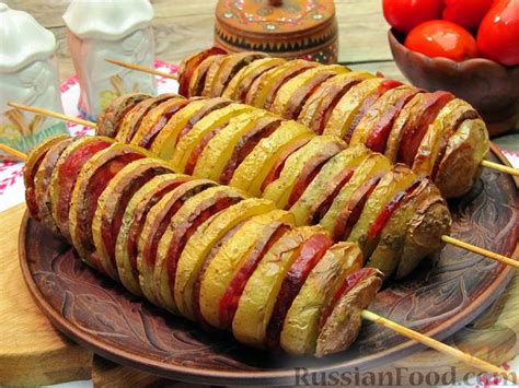 Рецепт: Картофель спиралью, запечённый с колбасой, на шпажках на ...