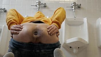 سالب كويتي يفصخ في حمام الجامعة Arab Kuwaiti exhibitionist Cruising naked in a public Bathroom