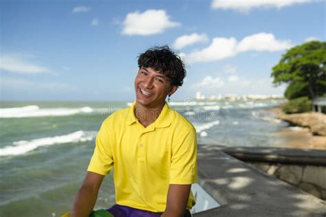 Joven Gay Con Orgullo Sosteniendo La Bandera Del Lgbt En Sus Manos Foto De Archivo Imagen De
