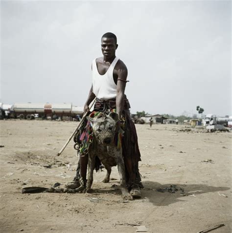 Los hombres hiena fotografías de pandilleros africanos con sus