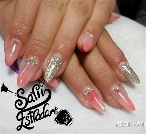 Uñas acrílicas Esculturales Punta Koreana Nude y coral difuminado Dorado Swarovski