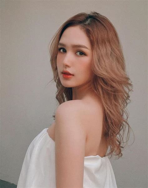 Điểm danh hội bạn bè của vợ streamer giàu nhất Việt Nam không là hot girl thì cũng là những