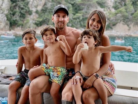 VIDEO Antonela mostró la ropa que llevarán los hijos de Messi al