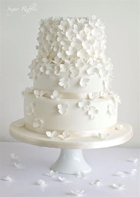 30 Delicate White Wedding Cakes Deer Pearl Flowers