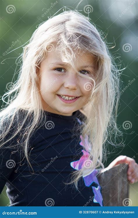 Retrato Do Close Up Da Menina Pequena Feliz Cabelo Selvagem Imagem