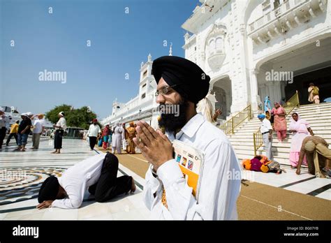 Sikh Pilgrims Praying In Golden Temple Amritsar India Stock Photo Alamy