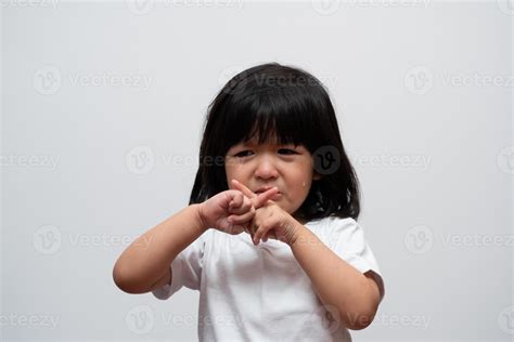 retrato de una niña asiática enojada triste y llorando sobre un fondo