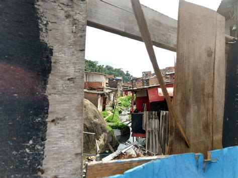 Moradores de favelas que serão desocupadas revelam medo e caso de abuso