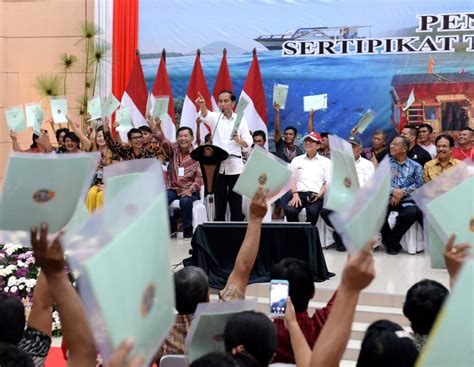 Presiden Joko Widodo Serahkan Sertifikat Hak Atas Tanah Di Manado