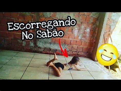 Escorregando No chão agúa e Sabão Diversão Garantida YouTube