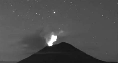 Volcán Popocatépetl amanece activo registra expulsión material