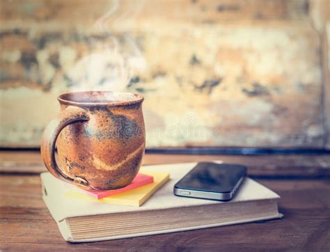 Uitstekende Kop Met Hete Dranken En Stoom T Stuk Of Koffie Op Oud Boek