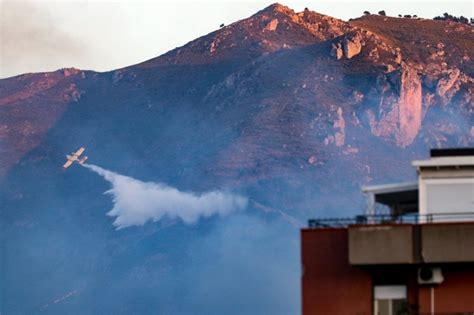 Palermo Assediata Dagli Incendi Roghi Alimentati Dal Forte Vento