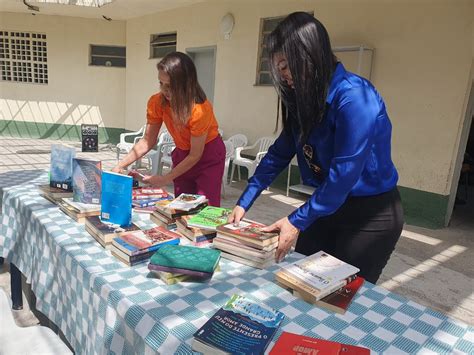 Cultura De Volta Redonda Distribui Livros Para Jovens No Degase