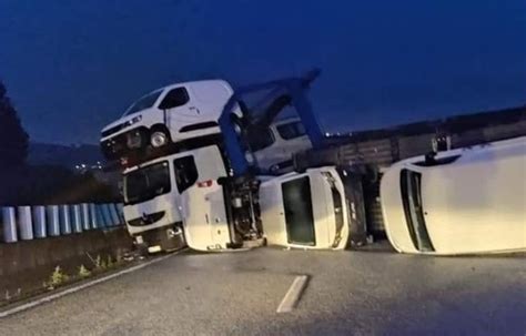 Cami O Carregado De Carros Despista Se Na A Viaturas Espalham Se Na