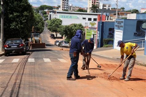 Obras de recuperação do asfalto danificado pelas chuvas segue