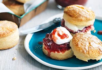 Scones mit Erdbeer Rhabarber Marmelade und Crème fraîche Frisch Gekocht