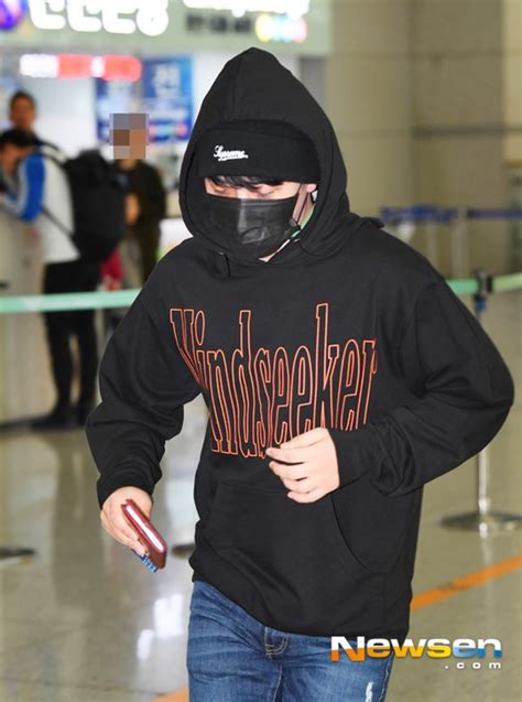 Seungri Runs Away From Reporters At The Airport Netizens React Allkpop