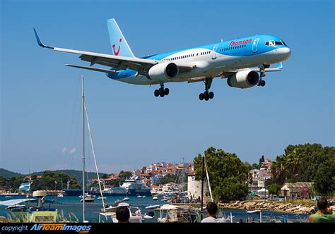 Boeing A Thomson Airways G Ooba Airteamimages