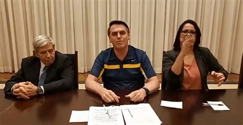 Bolsonaro solta um ihuuuuuuuuuu em live e leva internet ao êxtase