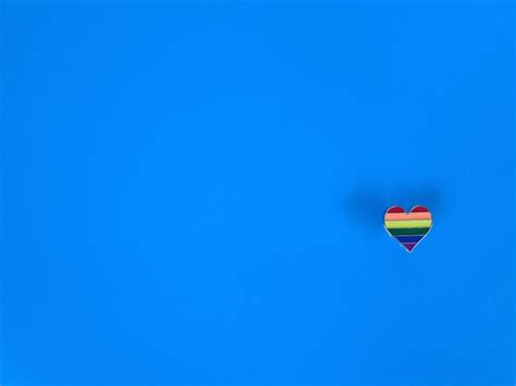 O Sinal Das Fitas Do Arco Ris Simboliza O Orgulho Gay E Lgbt No Fundo Azul Foto Premium