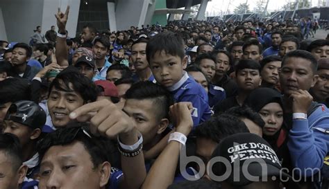 Foto Potret Loyalitas Bobotoh Suporter Setia Persib Bandung