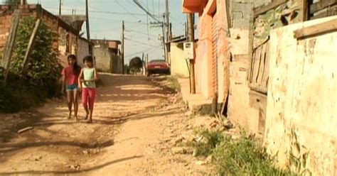 G1 Moradores pedem que área invadida seja reconhecida como bairro em