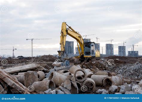 Excavator With Crusher Bucket For Crushing Concrete Construction Waste