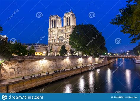 Catedral Del Notre Dame De Paris Y Citar El Terrapl N En La Noche