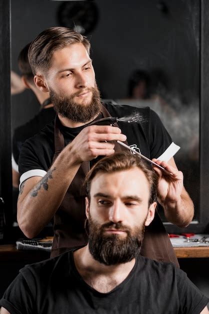 Salon De Coiffure Homme Coupe Les Cheveux Du Client Dans Un Salon De